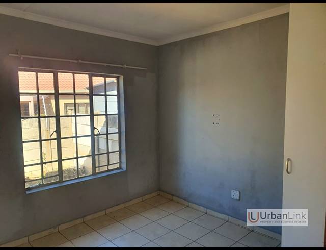 2 BEDROOM TOWNHOUSE FOR SALE IN OOS EINDE